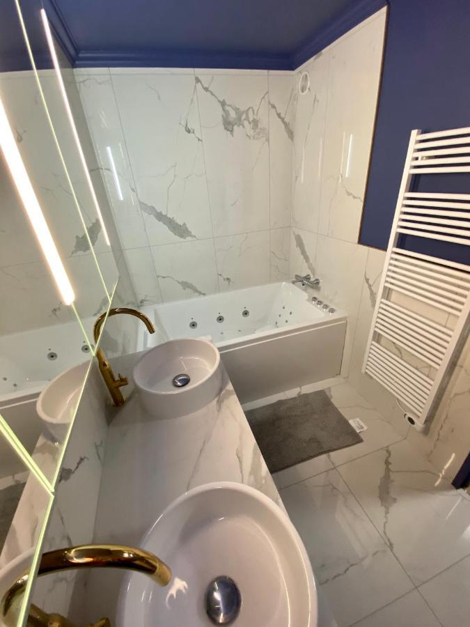 Luxury Paris La Vie En Rose Jacuzzi Terrasse Parking Lägenhet Exteriör bild